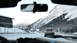 Ce amendă riscă șoferii care nu au mașinile echipate corespunzător. Cei care circulă fără cauciucuri de iarnă primesc sancțiuni considerabile