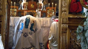 Dezvaluiri SOC despre un preot roman acuzat de hartuire sexuala! “Tinea femeile cate doua ore sub patrafir!”