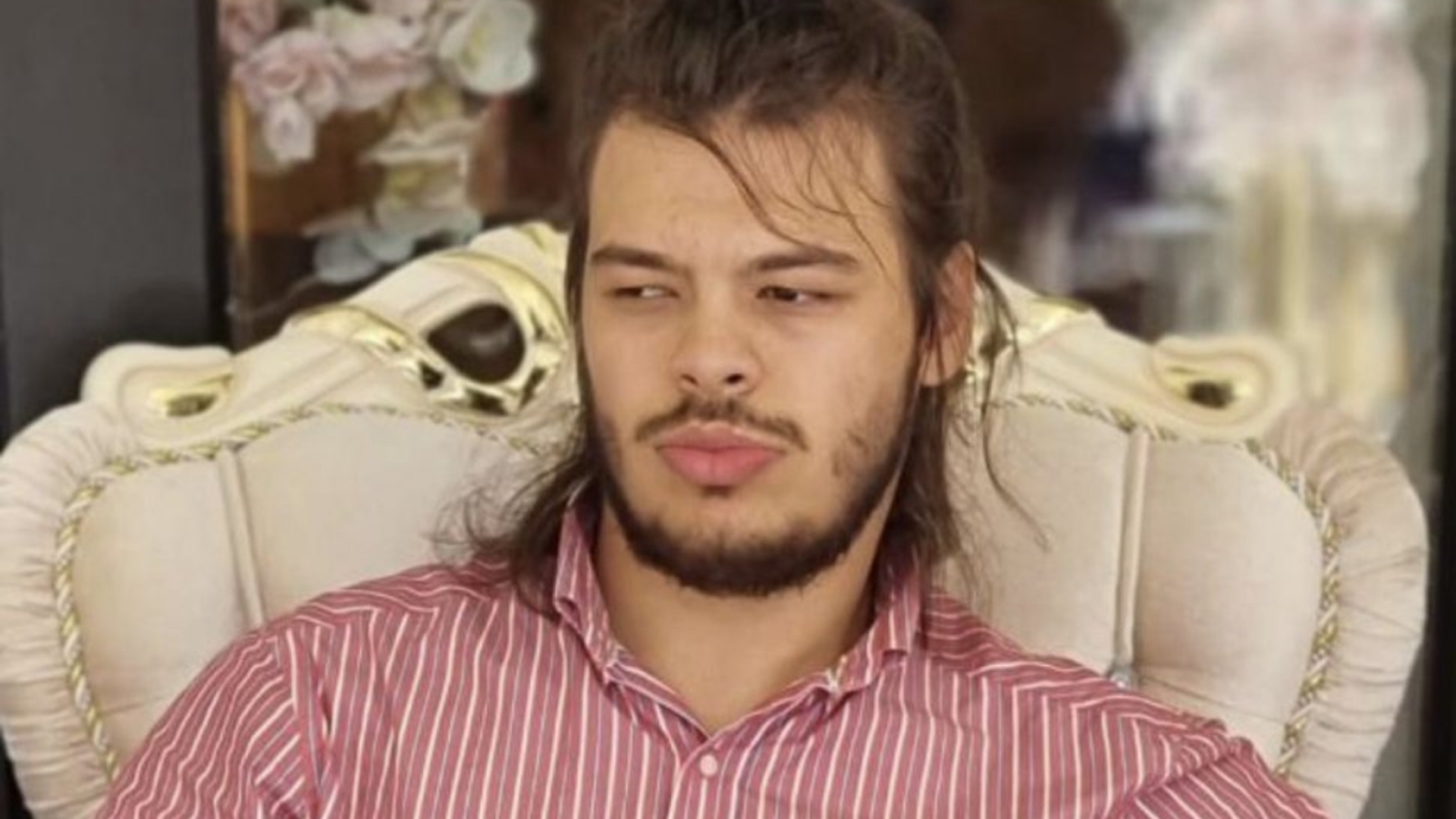 Carol, tânărul de 23 de ani care ne dă tuturor o lecție de viață. A terminat Dreptul cu nota 10, deși nu-și poate folosi mâinile și picioarele