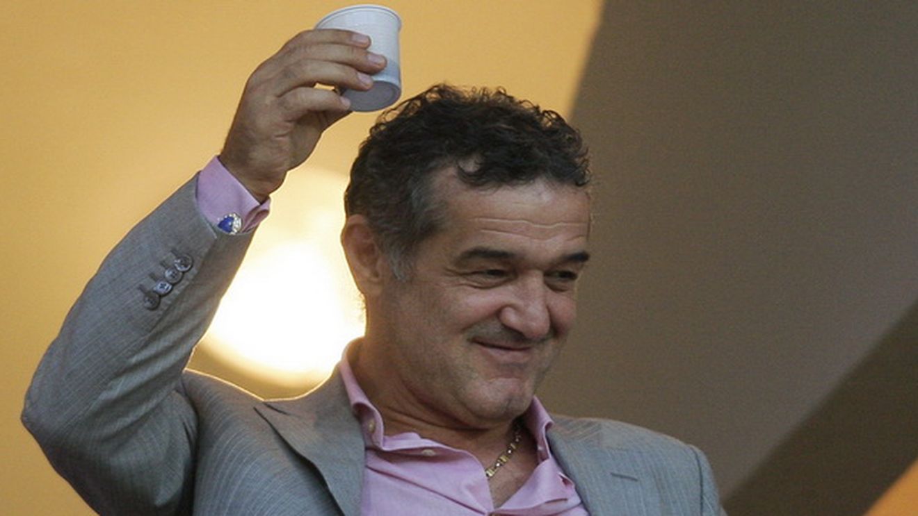 “6-6, poarta-n casa”. Gigi Becali are in celula o cutie de table editie limitata si-si face mana cu detinutii de la Jilava