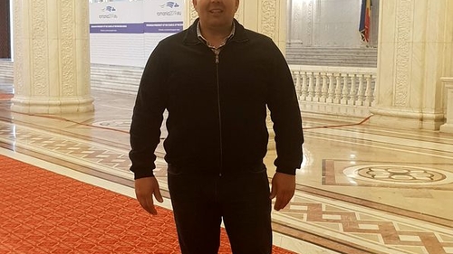 Un primar din Gorj s-a urcat pe cal și a mărșăluit prin localitate pentru a sărbători victoria. VIDEO