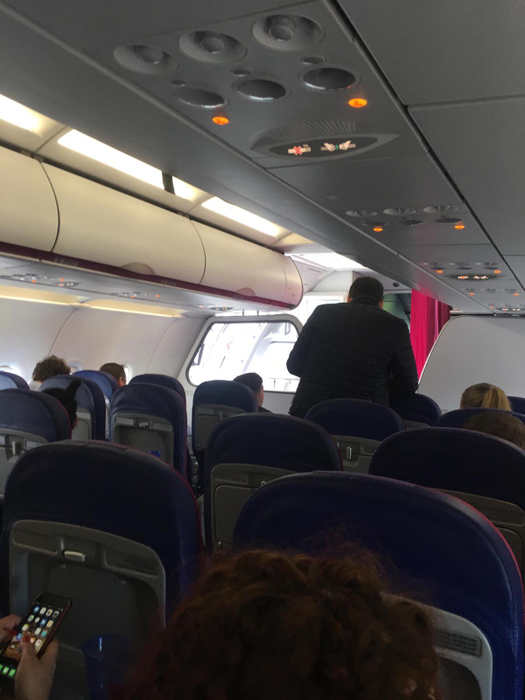 Scandalos! Ce au pățit câțiva pasageri români într-un avion low-cost Eindhoven – București
