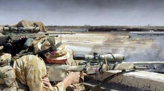 Un lunetist britanic a impuscat mortal doi talibani de la peste 2,4 kilometri distanta!