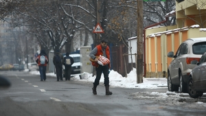 Si-a servit invitatii cu bautura si sarmalute aduse cu oala de acasa! Ovidiu Komornyik, petrecere in vremuri de criza!