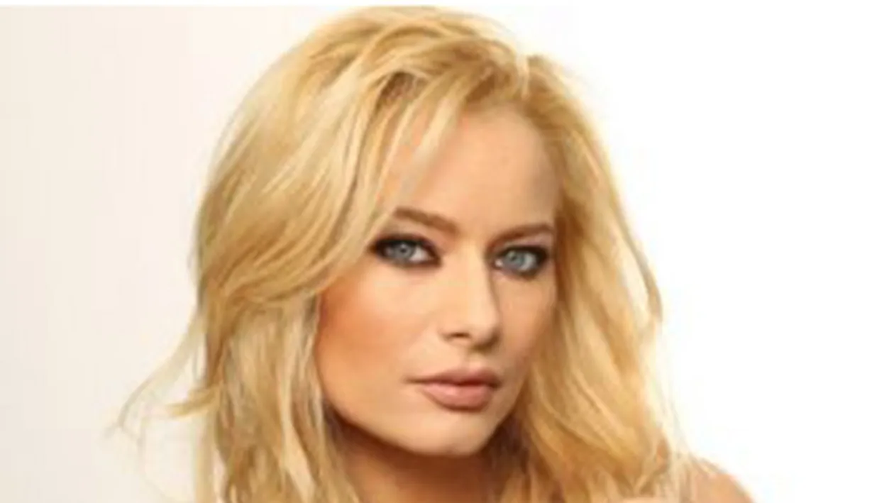 Portret de familie fericită! Laura Cosoi şi-a scos mama şi sora la teatru! Uite-le ce bine arată toate trei!