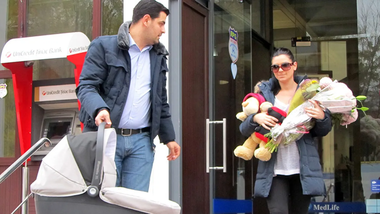 Ellie White, o mamica fericita! “Bebe doarme bustean noaptea!”