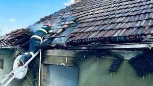 Incendiu puternic în Capitală! Patru locuințe au fost cuprinse de flăcări