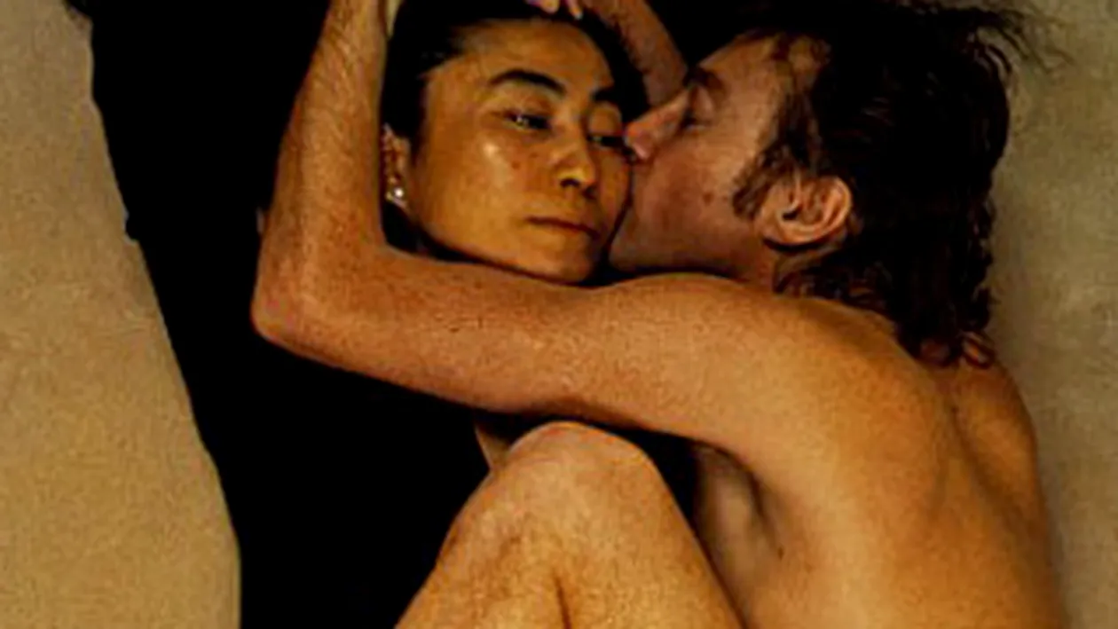 Povestea incredibila a unei fotografii: John Lennon, nud si tinandu-se strans de Yoko Ono. Poza a fost facuta cu o zi inainte sa fie impuscat!