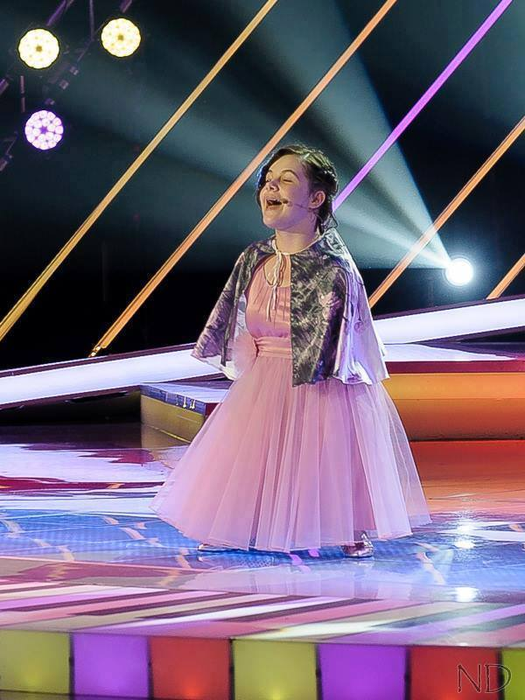 LORELAI MOŞNEGUŢU, concurenta de la "Românii au talent" care l-a impresionat pe GIGI BECALI, are o poveste de viaţă tulburătoare!