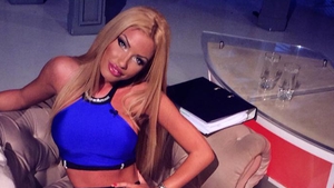 In platoul de televiziune apare mai mult goala decat imbracata! Sa vezi cum face plaja Loredana Chivu... “Ce sexy! Mmmm...”