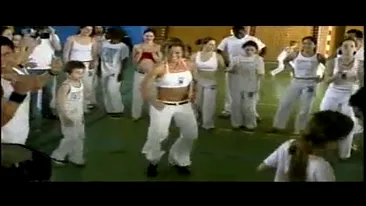 O brazilianca adevarata le da lectii de samba copiilor, uite cat de incitant danseaza