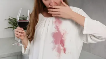 Cum poți scoate ușor petele de vin roșu de pe țesături. Trucurile recomandate de experți