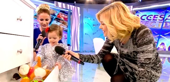 Simona Gherghe ia lecţii de cum să fie mamă de fetiţă de la Sânziana Buruiană! Cum s-a purtat cu fetiţa blondei