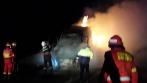 Accident teribil! Un automobil și un tir s-au ciocnit și au luat foc. Un șofer a murit