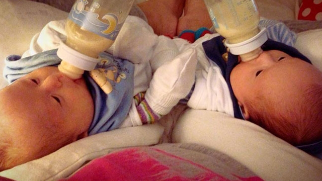 O cantareata celebra, mama de gemeni, acuza: "E plin de silicoane dezvelite, dar ne oripilam la sanul unei mame care alapteaza"