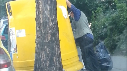 In Bucuresti se fura tot! Uite ce se intampla la pubele dupa ce arunci gunoiul