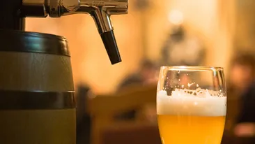 De ce ar trebui să bei berea din pahar, nu din sticlă! Trucul pe care sigur nu-l ştiai