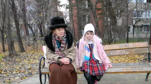 Cea mai bătrână mamă din România a hotărât ce facultăţi va urma fiica ei, Eliza! Vezi ce fac de Crăciun cele două!