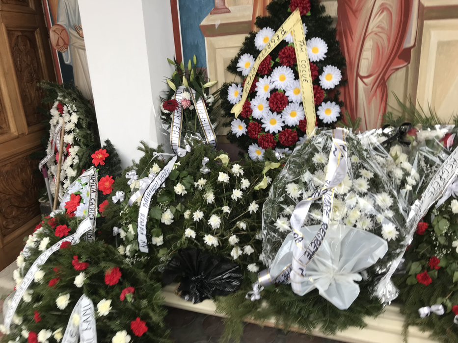 Flori și coroane au fost depuse chiar la ușa casei unde a locuit Ioana Condea, după ce s-a aflat de decesul tinerei
