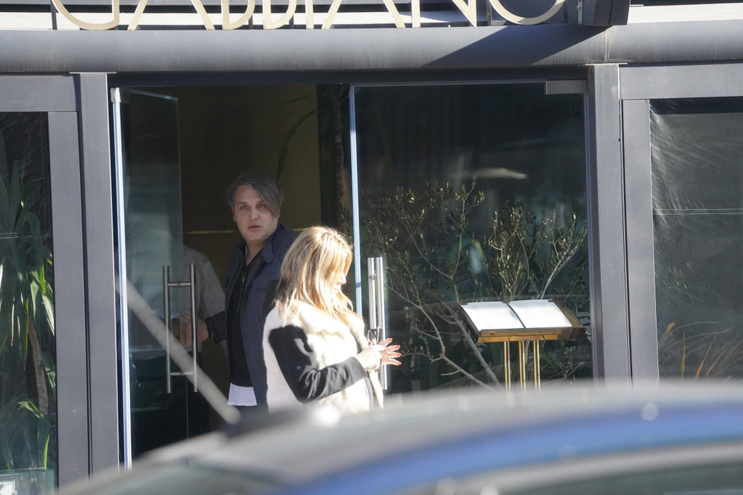 Syda și Sheila părăsesc restaurantul