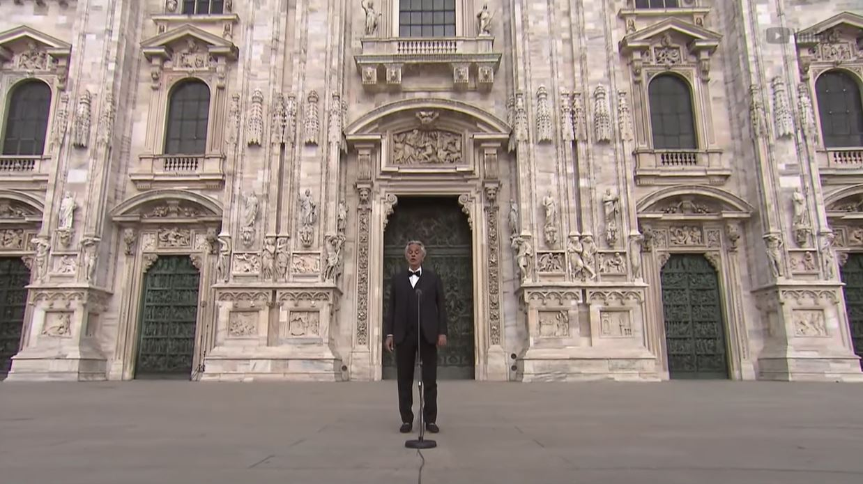 Imagini răvășitoare! Andrea Bocelli, concert uluitor în fața Domului din Milano, fără niciun spectator. Mesajul artistului a făcut înconjurul lumii