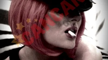 Delia se maimutareste in fata aparatului de fotografiat