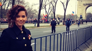Surpriza pentru romani la parada militara de 1 decembrie! Inna s-a strecurat printre spectatori, chiar langa Arcul de Triumf