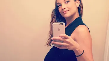 O celebră cântăreaţă a devenit mămică! Iată prima imagine cu bebeluşul