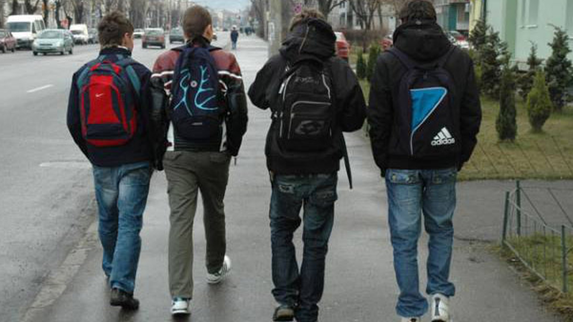 Scandalos! Elevii unui liceu din Bucuresti, terorizati de profesorul de istorie