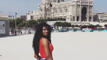 Laurette a plecat în vacanță, în Saint-Tropez! Imagini sexy cu mulatra