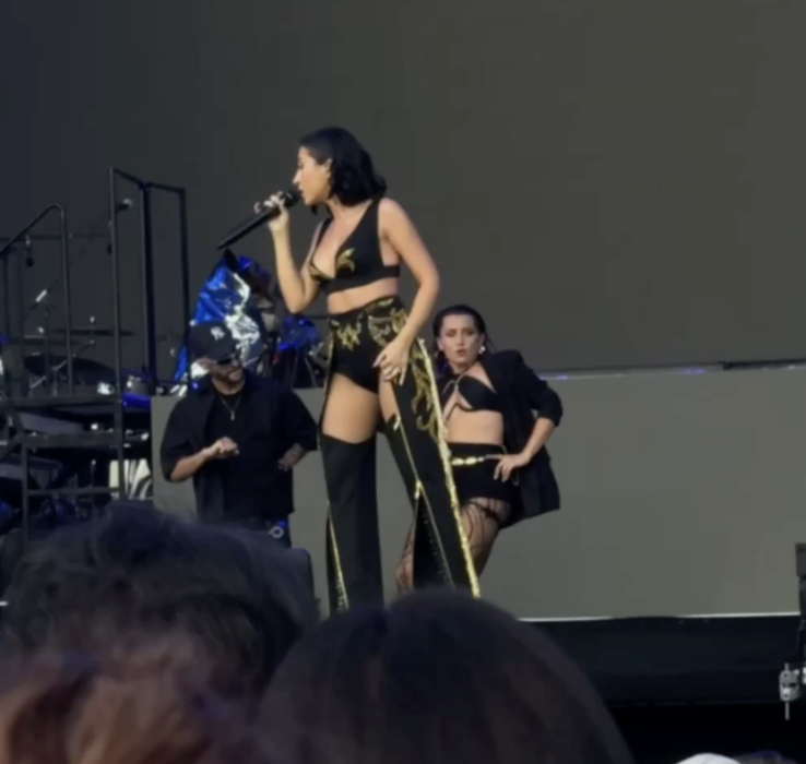 Artista din România care a cântat în deschiderea concertului lui Jennifer Lopez. S-a confruntat cu o afecțiune medicală, dar tot a urcat pe scenă: ”Nu pentru mine ați venit”