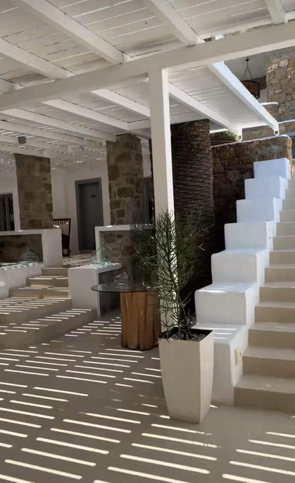 Alex Bodi nu s-a uitat la bani! Cât costă o noapte în vila de lux din Mykonos unde se relaxează cu Anca