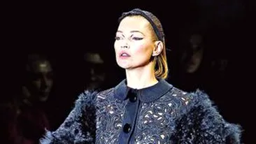 Kate Moss defileaza si fumeaza