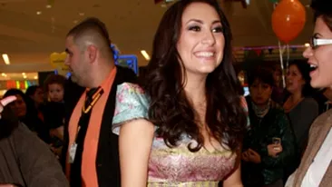 Specialistul Spy a comentat aparitiile vedetelor. Andra si Laura Cosoi si-au ales perfect hainele!