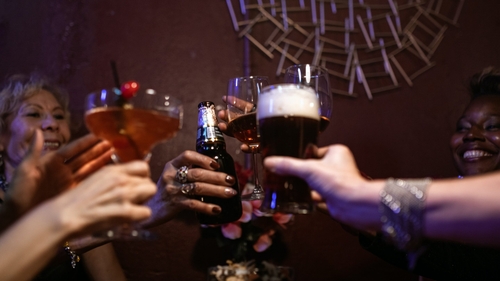 De ce nu ar trebui să consume românii bere? Pericolul poate fi unul iminent