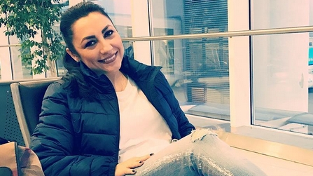 Pare o ţinută banală, dar stai să vezi ce are în picioare! Andra a atras privirile tuturor în aeroport cu încălţămintea aleasă