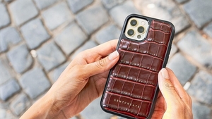 Nu mai pune telefonul la încărcat înainte să îi scoți husa. Iată ce se poate întâmpla, de fapt