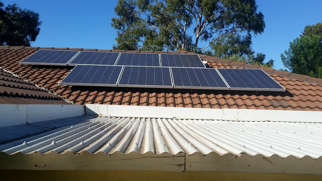 Românii care și-au montat panouri fotovoltaice nu le pot folosi. Iată care este motivul