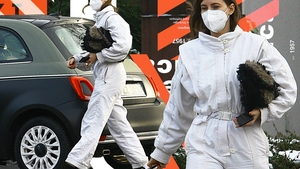 Iulia Albu se luptă în propriul stil cu COVID-19. A ”panicat” strada când a apărut într-un combinezon ca al infecționiștilor de la Wuhan