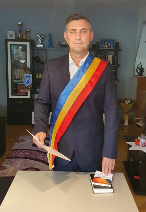 Primarul din Potcoava s-a îmbrăcat elegant, și-a pus drapelul pe piept și a anunțat online că a fost testat pozitiv cu COVID-19 | VIDEO