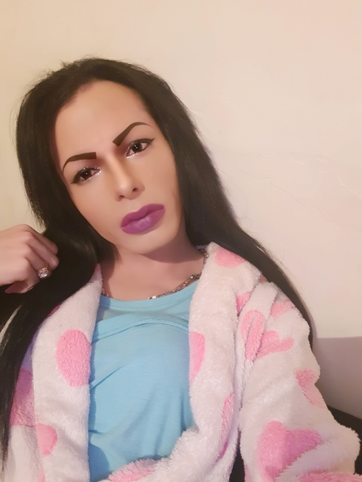 Transsexualul Roxi o acuză pe Narcisa, dansatoarea preferată a lui Florin Salam, că l-ar fi adus în Anglia, pentru a practica prostituția