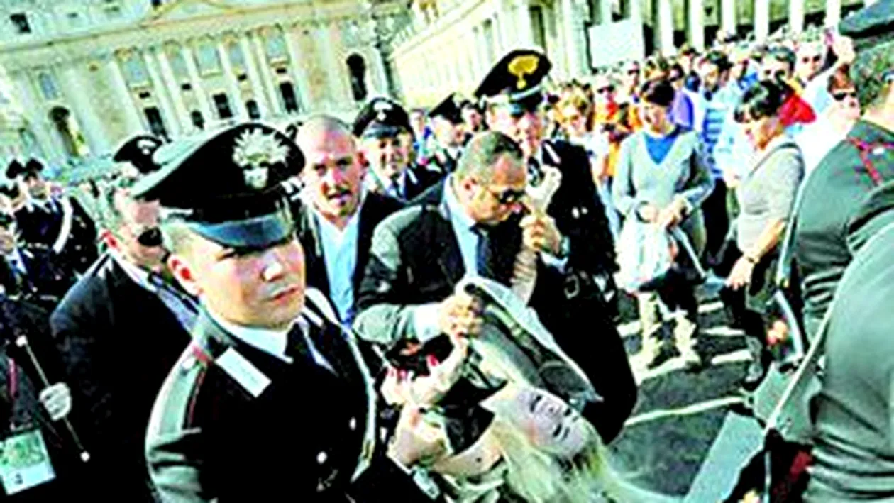 Topless la Vatican