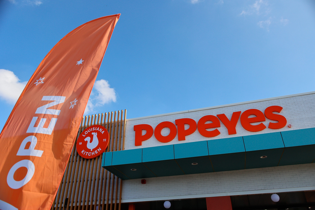 Popeyes România deschide primul restaurant de tip Drive-Thru din țară