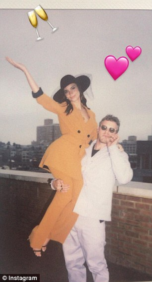 Femeia cu cei mai frumoşi sâni naturali din lume s-a căsătorit! Imagini senzationale din culisele nuntii lui Emily Ratajkowski
