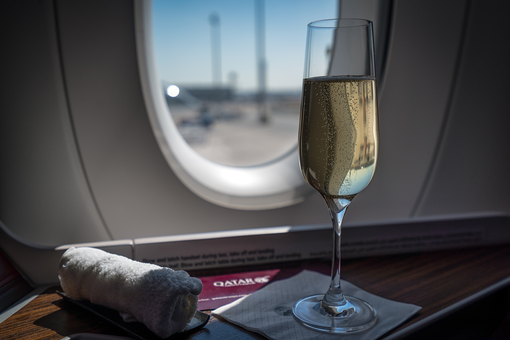 Au fost daţi afară din avion pentru că au iscat un scandal monstru! Femeia a aflat că soţul o înşală chiar când plecau în vacanţă şi a luat-o razna sub privirile îngrozite ale pasagerilor