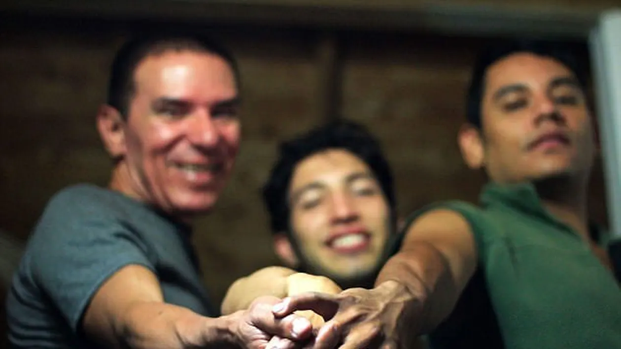 Căsătoria în TREI! Prima ţară din lume care a legalizat uniunea poliamoroasă a bărbaţilor