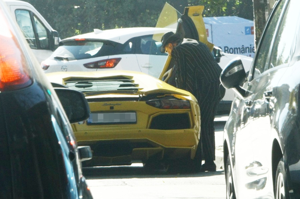 Dan Nicorescu, în vizită la bancă, la bordul unui Lamborghini Aventador