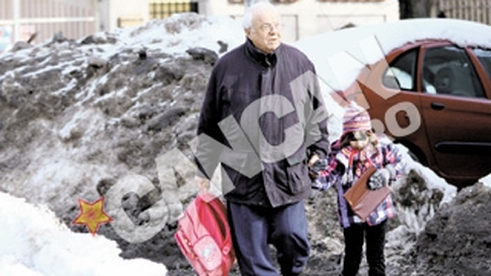 Alexandru Arsinel spune ca orice actor cauta sa fie aratat cu degetul pe strada, iar cine spune ca il deranjeaza minte: "Fac parte dintr-un grup restrans, care n-are voie sa se planga"