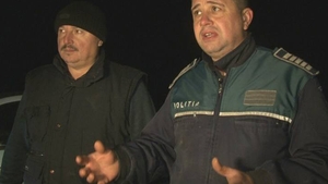Trei poliţişti au suferit vătămări corporale, după ce au scos din flăcări un bărbat şi copiii acestuia 