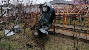Cascadorie fără voie în Bacău. O mașină s-a înfipt în pământ după un accident